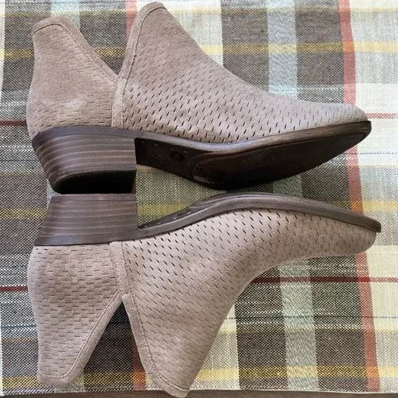 Lucky Brand Textured Taupe Ankle Booties - Picture 3 of 9